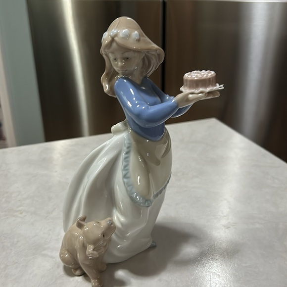 NAO LLADRO VALENCIA GIRL HOLDING CAKE WITH DOG 1987 SPAIN - Picture 2 of 3